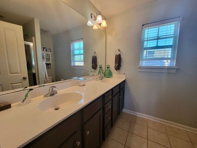 Building Photo - Lovely 3 bedroom, 3.5 bath home in Nellief...