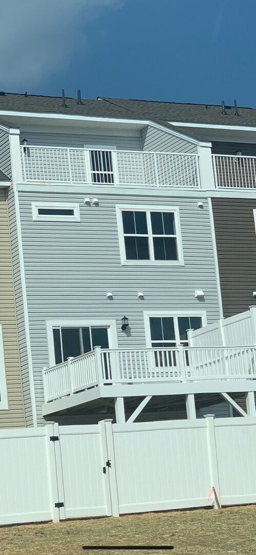 Building Photo - Gorgeous 4-Level Townhome with Rooftop Ter...