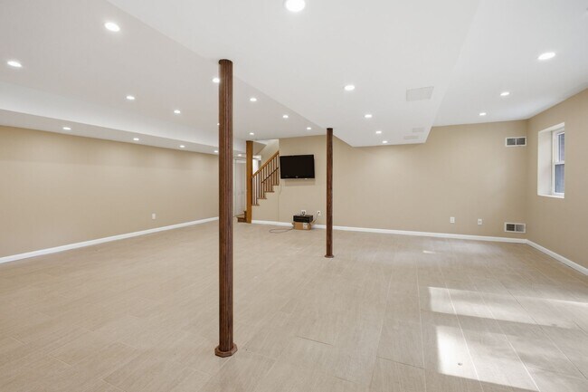 Building Photo - 10715 Clermont Ave