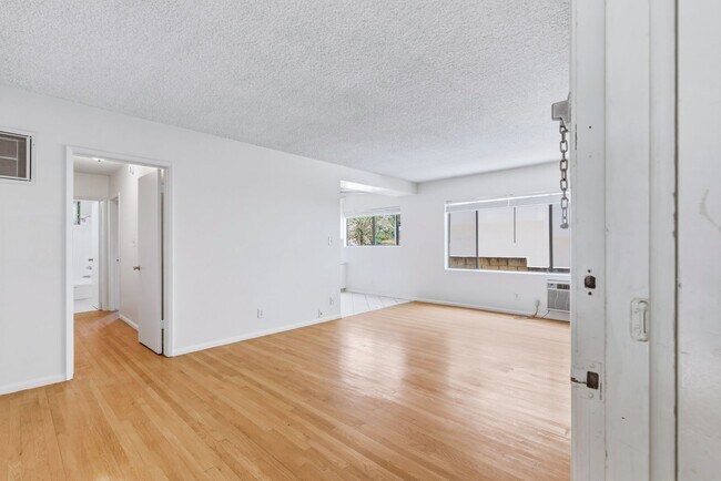 Building Photo - 2356 Montrose Ave