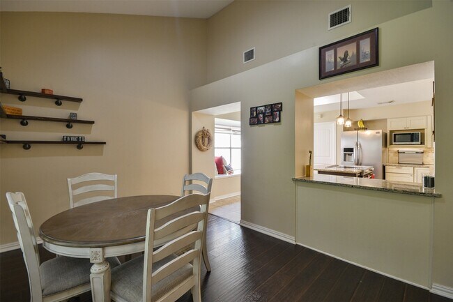 Building Photo - 3218 Lake Stream Dr