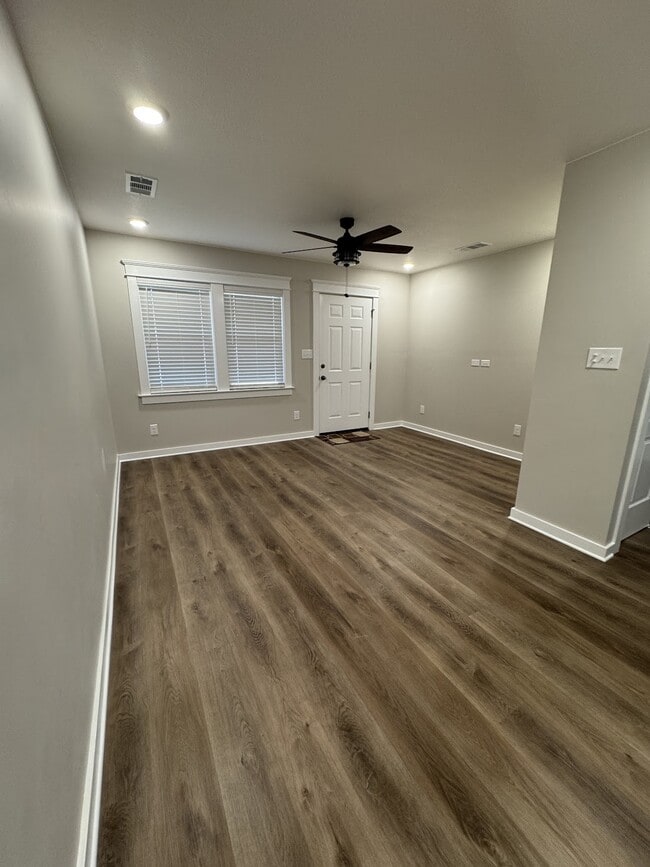 Building Photo - 116 Montrose Dr