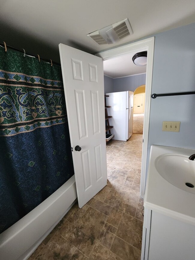 Building Photo - 2 Bedroom Single Family Home