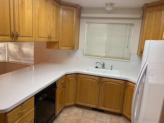 Building Photo - Lovely twinhome for rent.