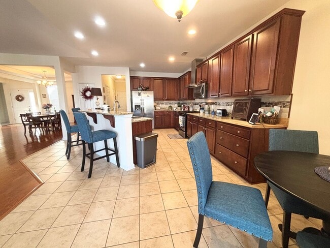 Building Photo - BEAUTIFUL HOME AVAILABLE APRIL 1ST