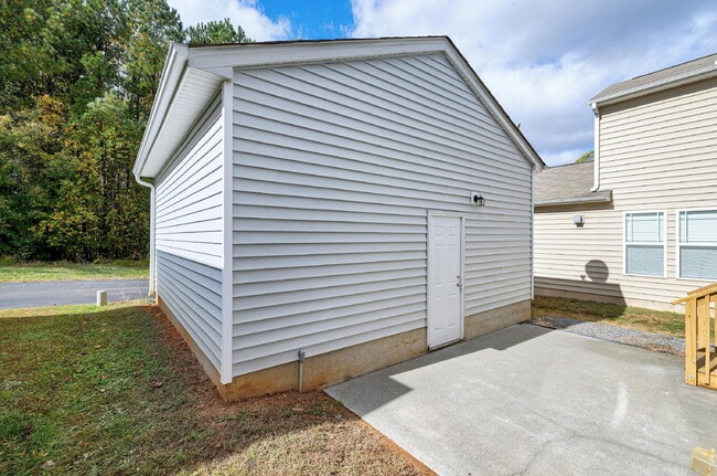 Building Photo - 1038 Ileagnes Rd