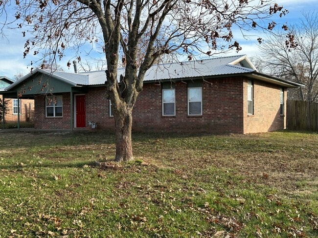 Building Photo - 4 bed 1.5 bath house