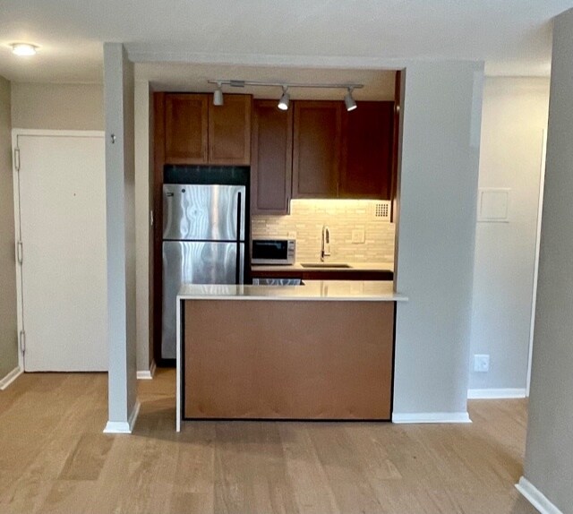 Kitchen breakfast bar - 1260 21st St NW