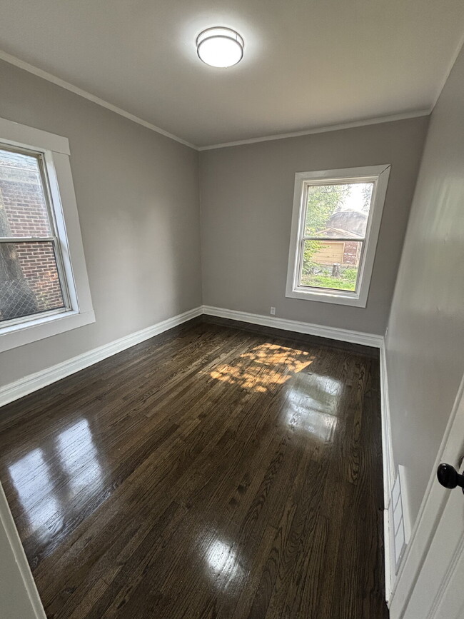 Building Photo - Cozy 4-bed house in Gary!