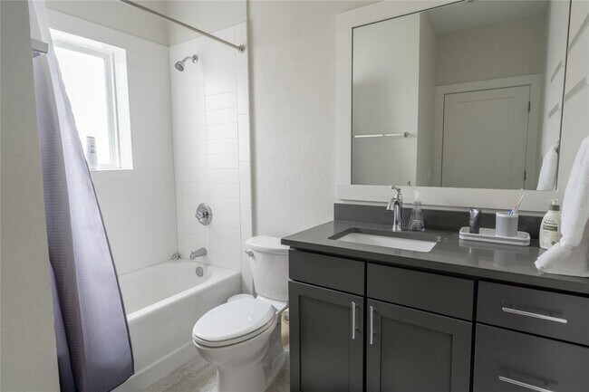 Building Photo - 2827 Manor Rd