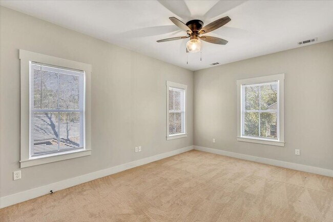 Building Photo - Downtown 4 bedroom home