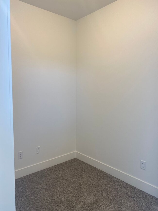 Building Photo - 3 bed 1 additional office space and 2.5 ba...