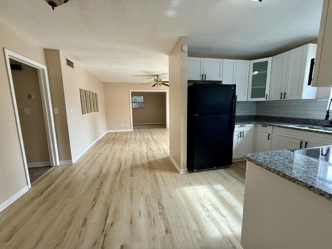 Building Photo - Charming 3-Bedroom Rental with Separate Li...