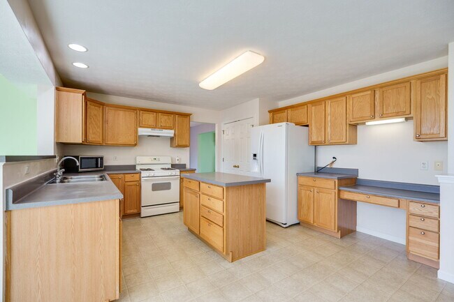 Building Photo - 2233 Oakbrook Blvd
