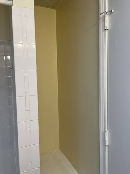 bathrm storage 2nd - 263 West Rittenhouse Street