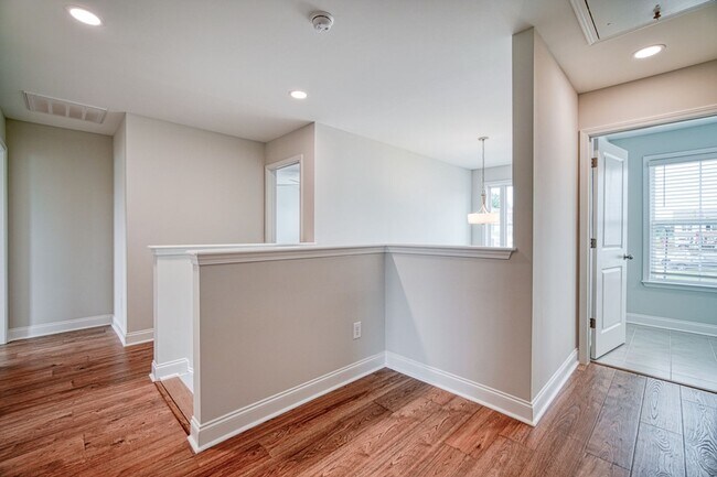 Building Photo - Gorgeous 4 BR, 3 BA Home With Easy Access ...