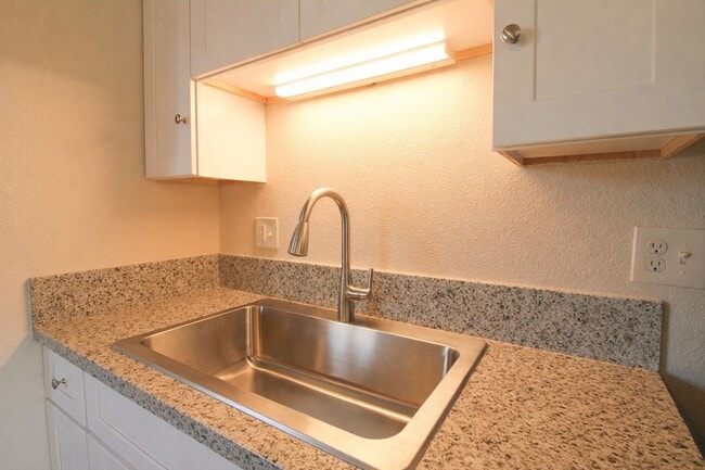 Building Photo - Recently Renovated, Single-Level 2-Bedroom Apartment with Small Fenced Yard.