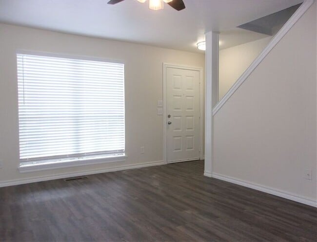 Building Photo - 2 BED 1.5 BATH TWO STORY TOWNHOUSE- WARR A...