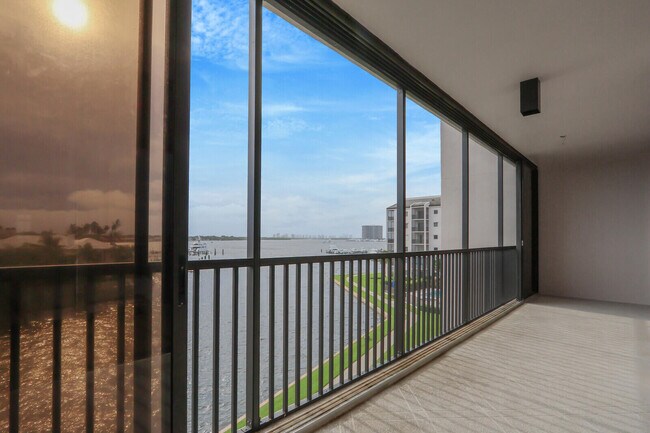 Building Photo - 11370 12 Oaks Way