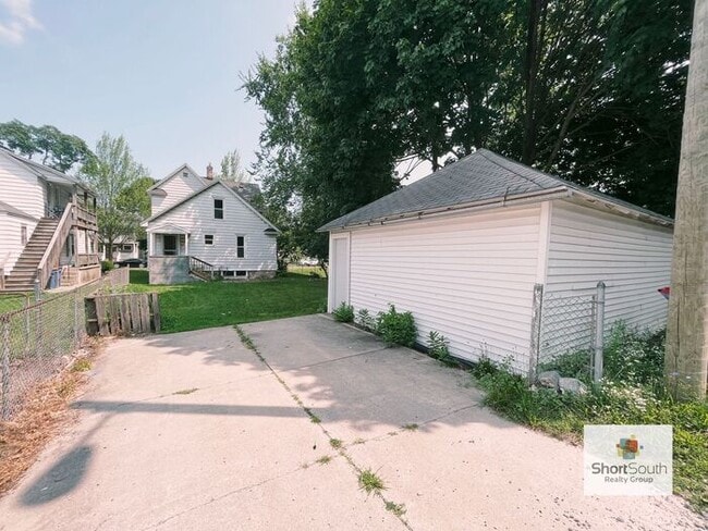 Building Photo - 5 bed 2 bath Single Family Home