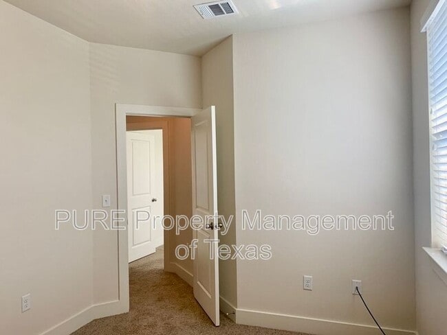 Building Photo - 2225 Katy Ln