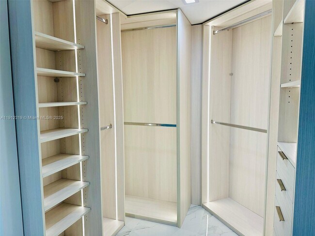 Building Photo - 3500 Mystic Pointe Dr