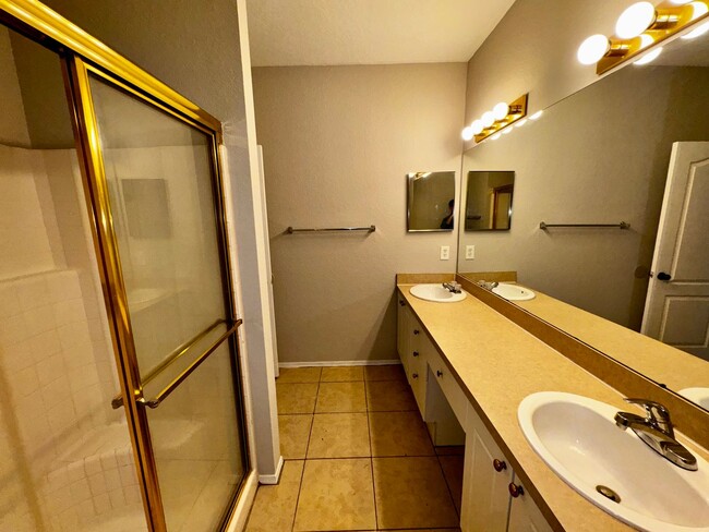 Building Photo - 2 Bedoom 2 bath Millenia Mall area Condo -...