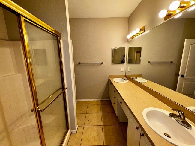 Building Photo - Spacious 2 Bed / 2 Bath Second-Floor Condo at Grand Reserve at Kirkman Park