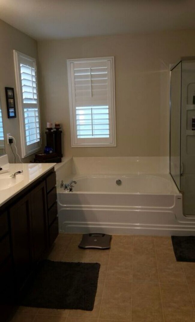 Building Photo - 680 Candela Cir