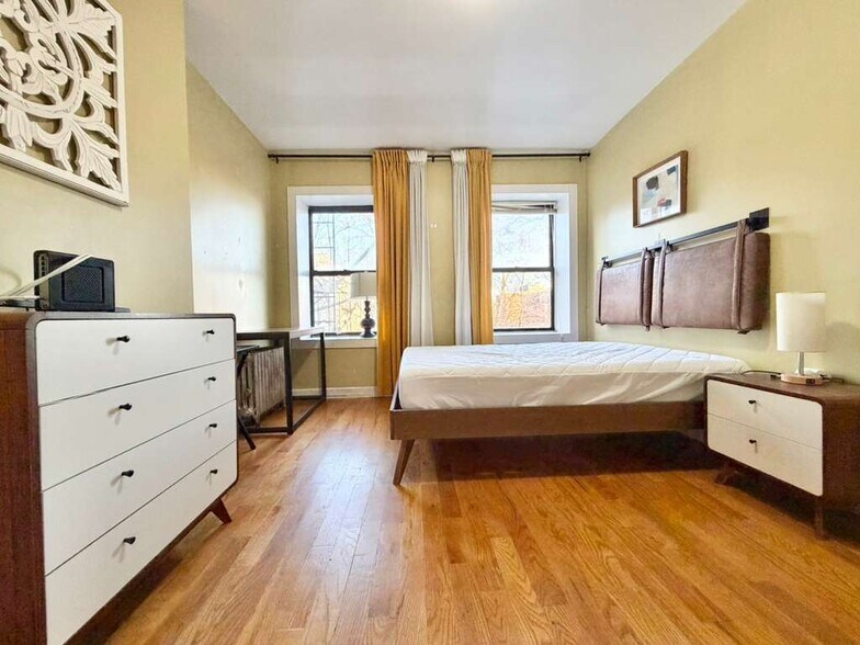Building Photo - Furnished room/NOT APARTMENT