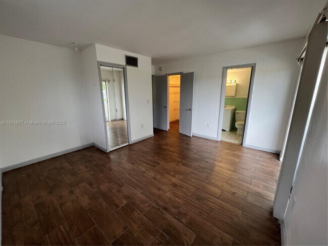 Building Photo - 465 S Royal Poinciana Blvd