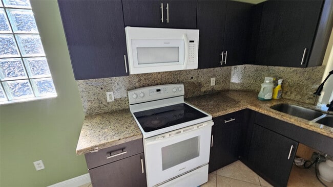 Building Photo - 6960 SW 39th St