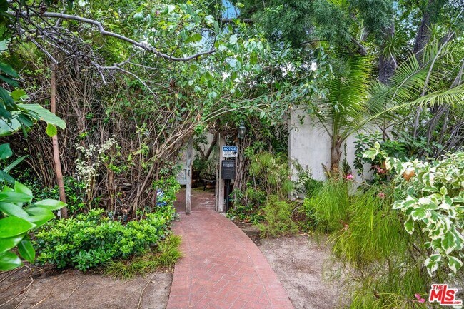 Building Photo - 902 S Highland Ave