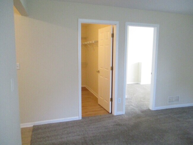 Building Photo - 656 S Rosehall Ln