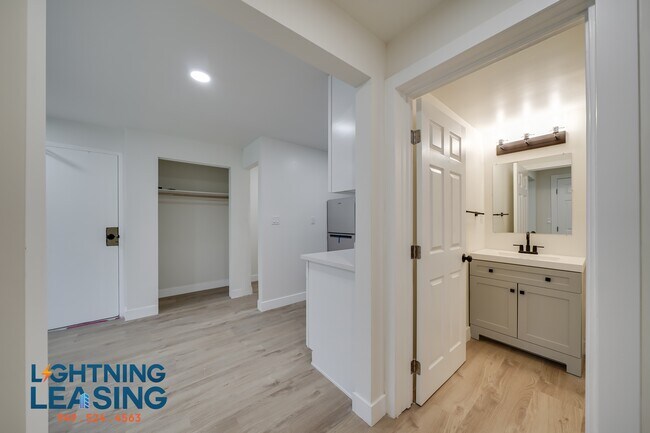Building Photo - 426 S Venice Blvd