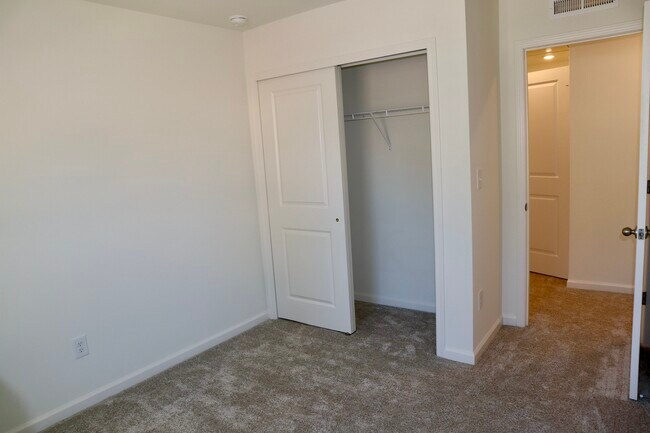 Building Photo - 400 Hacksaw Trl