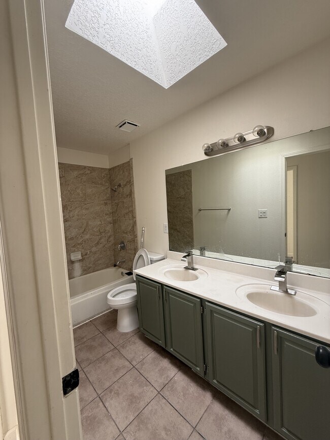 Building Photo - 5408 Jasons Way NE