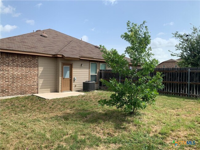 Building Photo - 506 Creekside Frst