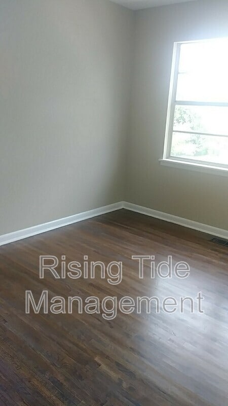 Building Photo - 645 Tree Haven Dr