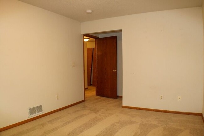 Building Photo - $2,050 | 4 Bedroom, 2 Bathroom Town Home |...