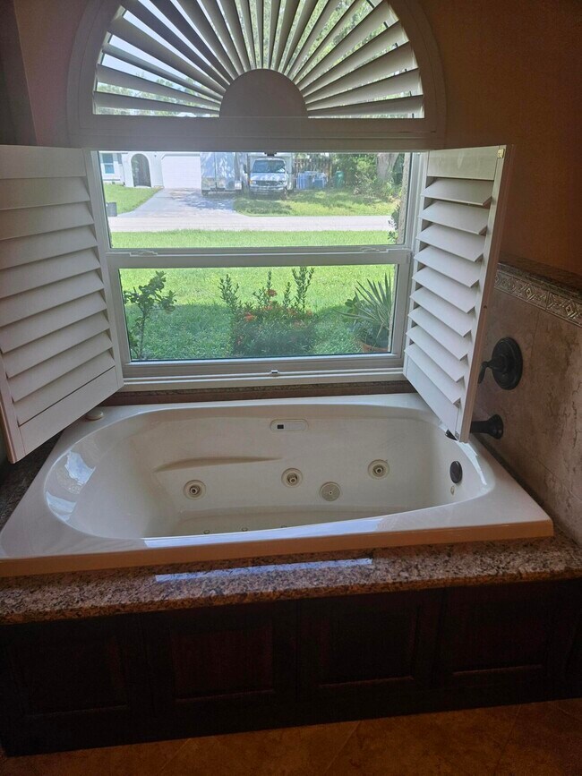 Building Photo - 382 SE Naranja Ave