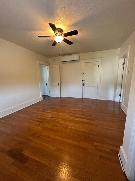 4th room/dining room/ Entertainment room - 21 N Braddock St