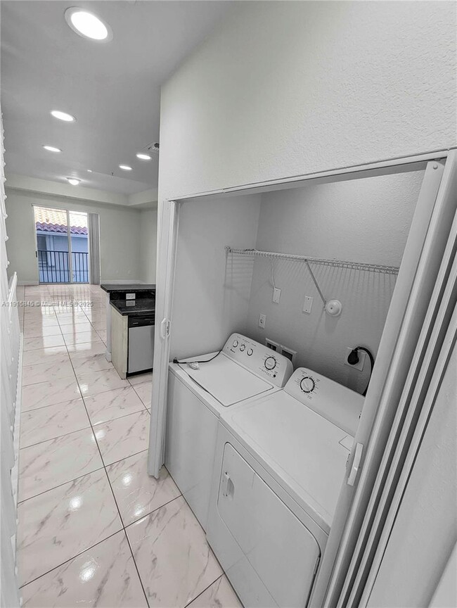 Building Photo - 850 SW 14th Ave