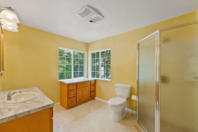 Building Photo - 475 Riverview Dr