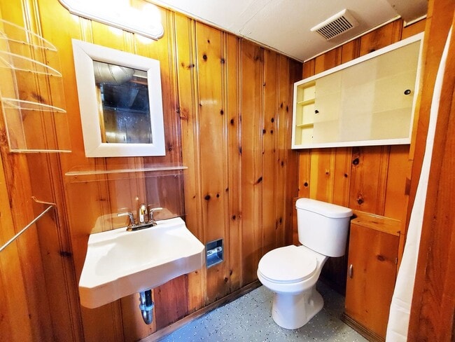 Building Photo - 3 Bed - 2 Full Bath Cape Cod for Rent!