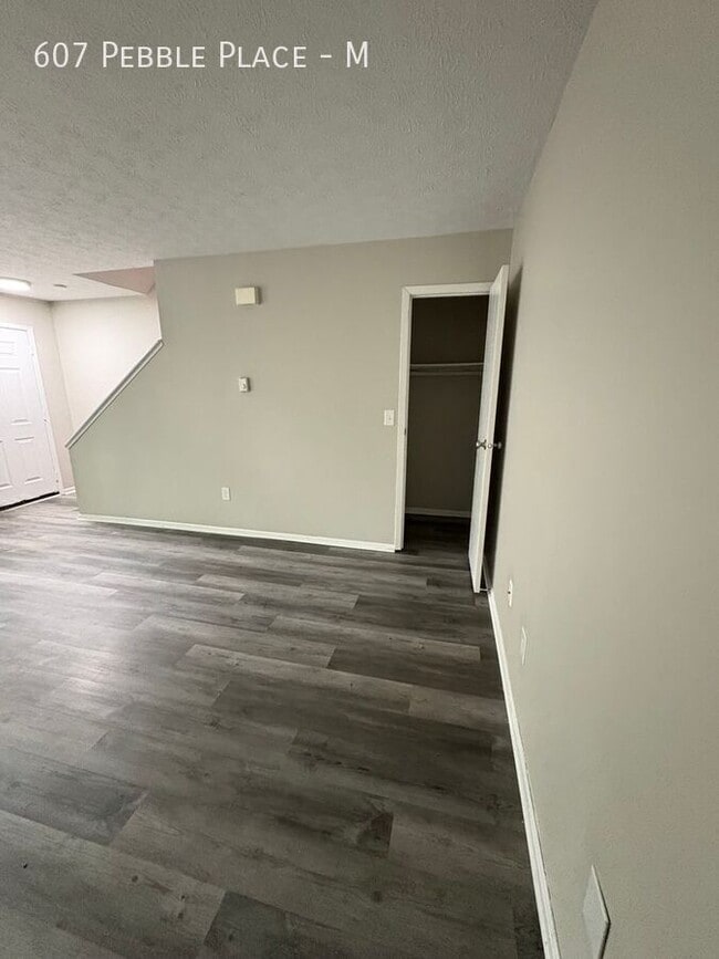 Building Photo - 607 Pebble Pl Dr
