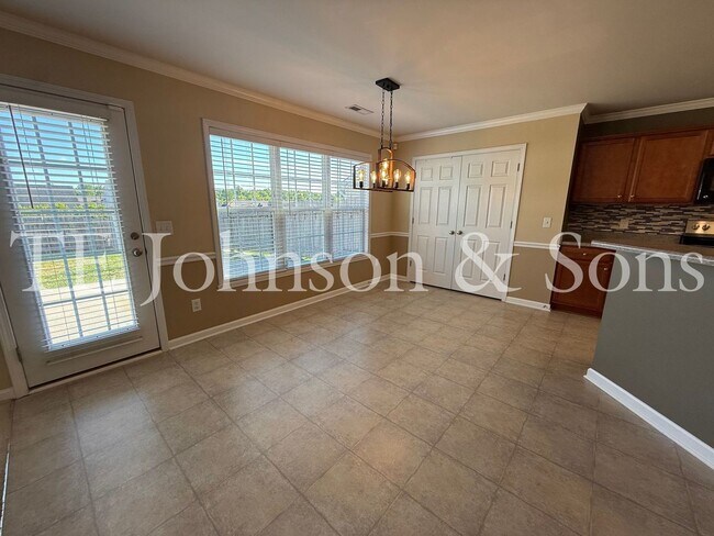 Building Photo - Spacious 4 Bedroom Home with Fenced Yard & Two Car Garage in Clemmons