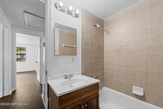 Building Photo - 1424 W 9th St
