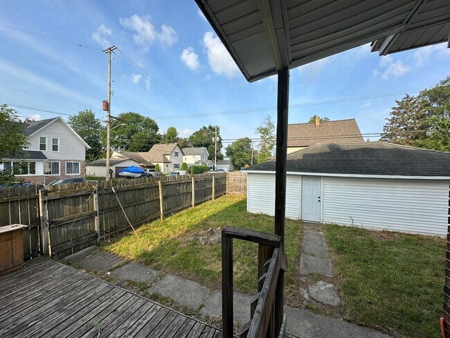 Building Photo - Gigantic 5 bedroom home on the NW side of ...
