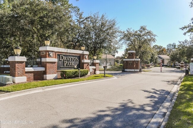 Building Photo - 8424 THORNBUSH Ct